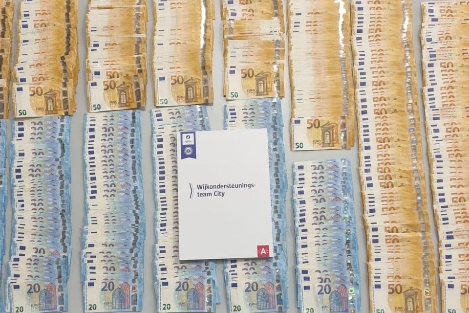 Bij een huiszoeking in de omgeving van de Pothoekstraat heeft de Antwerpse politie 46.000 euro cash geld in beslag genomen. 