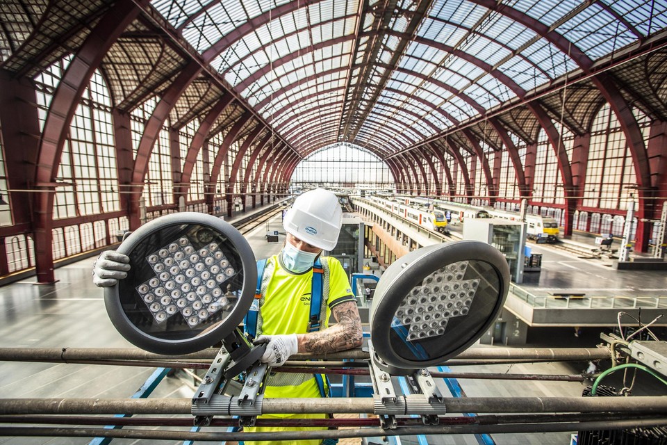 De nieuwe ledverlichting wordt geïnstalleerd