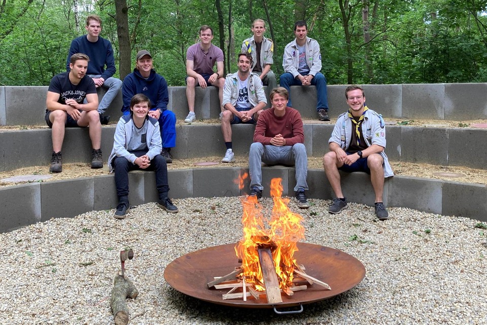 De scoutleiders zijn in hun nopjes met het amfitheater met vuurkorf dat de studenten bouwden. 