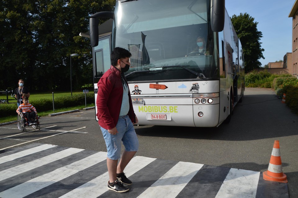 Deze anderstalige jongen spreekt nog amper Nederlands, maar hij vat wel perfect het gevaar van een dode hoek. “Anders boum”, zegt hij.