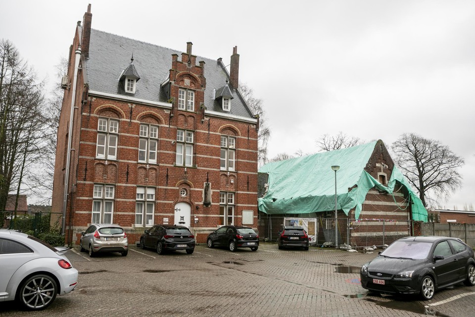 De pastorie bij de parochiekerk van Noorderwijk werd in 1904 opgetrokken naar een ontwerp van architect Taeymans. Rechts bleef een haakse vleugel van de oude 17de-eeuwse pastorie bewaard.