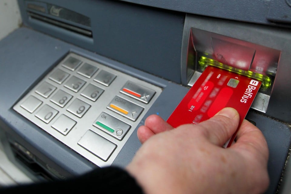 De valse bankmedewerker kon de bankkaart en pincode van het 83-jarige slachtoffer bemachtigen en schreef bijna 24.000 euro over.