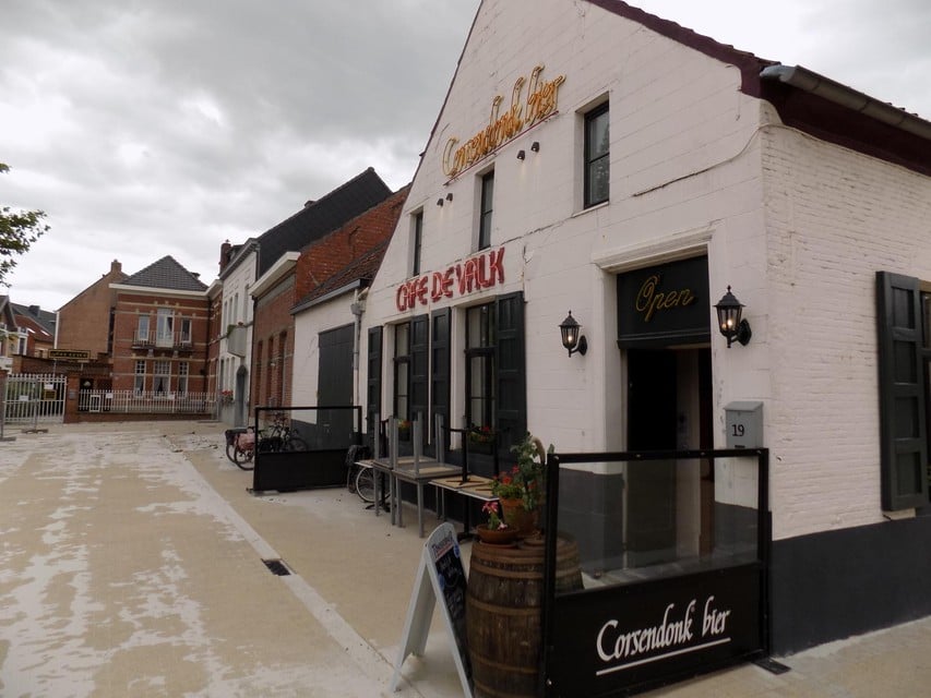 Het eeuwenoude café De Valk aan de Markt in Kasterlee heeft de deuren weer geopend.