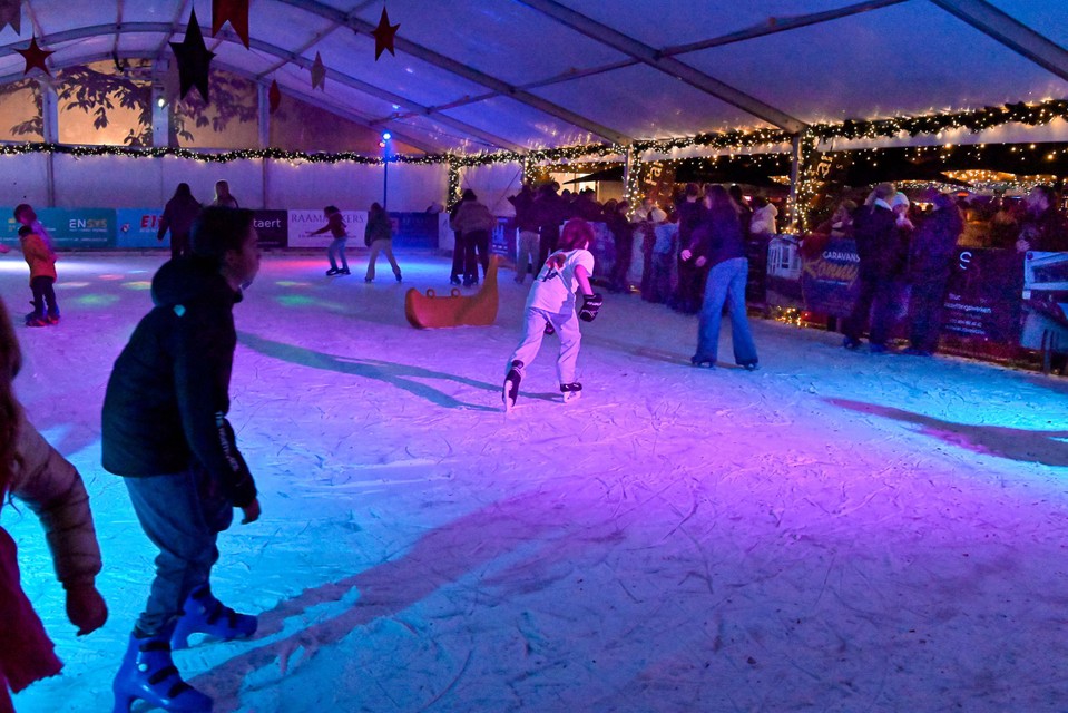 De schaatsbaan is open en beschhikt over echt ijs. 