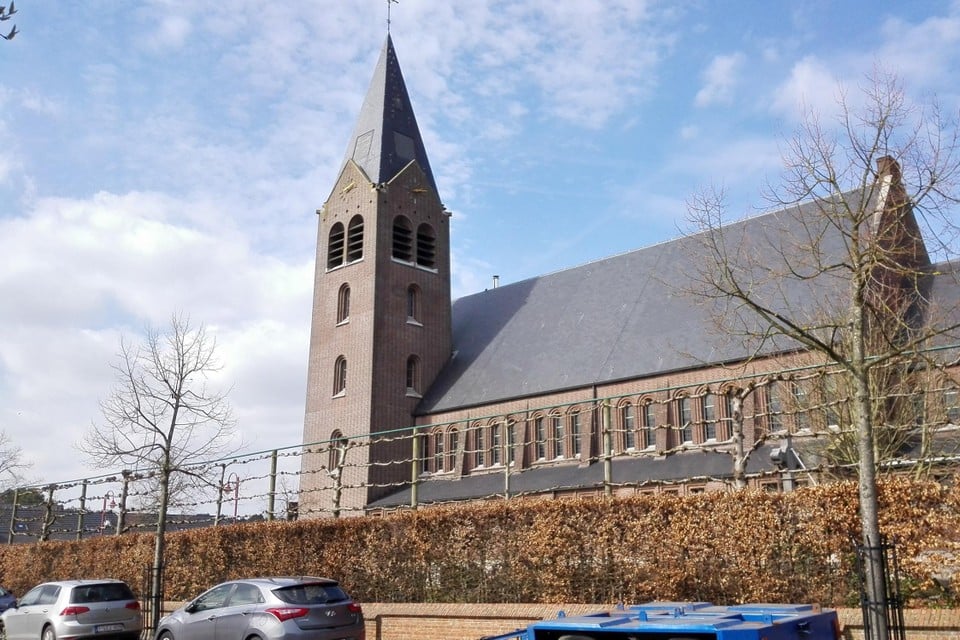 De Heilig Hartkerk van Winkelomheide is een groot gebouw, dat tegen 2025 een zorgende of sociale nevenbestemming moet krijgen.