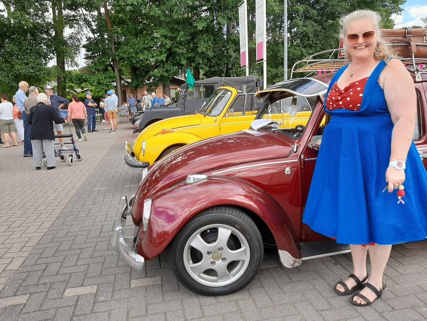 Peggy met haar Volkswagen Kever, die vier jaar ouder is dan haar. 