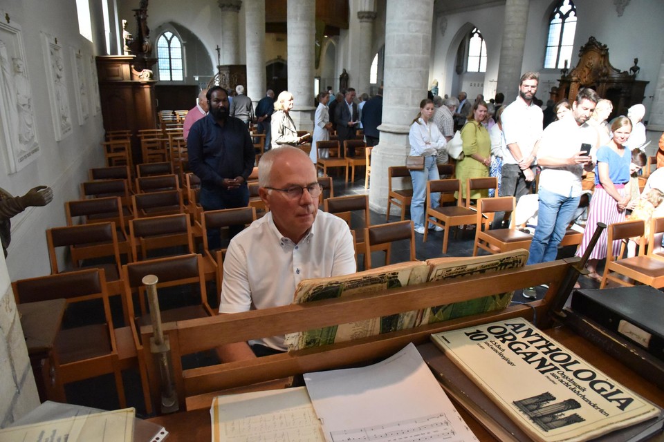 Herman Verelst at his last celebration as organist. From now on he will be a chorister.