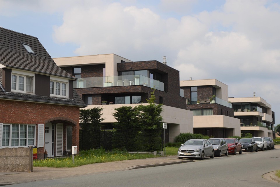 De meergezinswoningen in Emblem op de plaats waar vroeger dancing Bar-Clès stond. Voortaan mogen er enkel nog appartementen komen in afgebakende kernverdichtingszones.