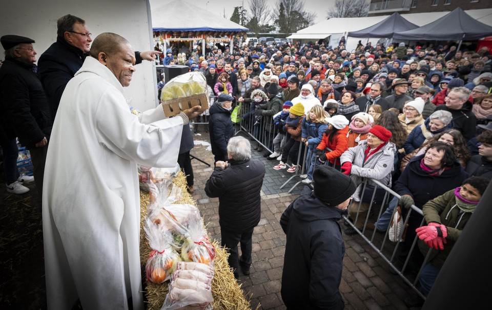 Een massa volk woonde de verkoop op afroep bij.