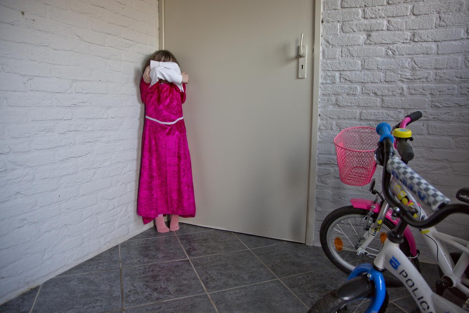 Het meisje (niet het kind op de foto) werd vaak tot in de kelder bij de haren gesleurd en kreeg daar slagen met de riem.