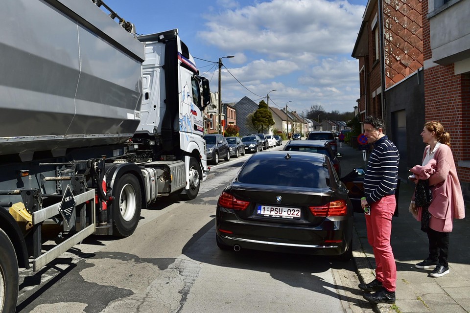“Het zou al veel helpen moest het drukke vrachtverkeer uit onze woonstraat geweerd worden”, zegt Filip, die al meer dan tien jaar in de Galgestraat woont.