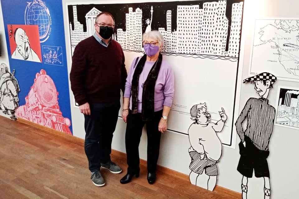 Burgemeester Koen T’Sijen en kleindochter Cathy Collet openen de expo rond George van Raemdonck in het Brusselse Stripmuseum. 