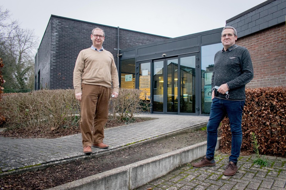 Voorzitter Wim Van den Bruel (CD&V) en directeur Theo De Wyngaert van de sociale huisvestingsmaatschappij.