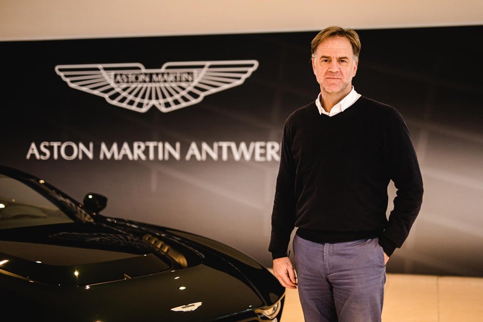 Stef Tassignon verkoopt Aston Martins in Wommelgem. 