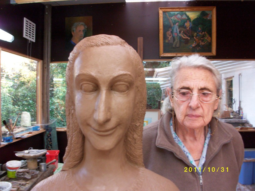 Mariëtte Coppens in 2011 toen ze aan het beeld werkte. 