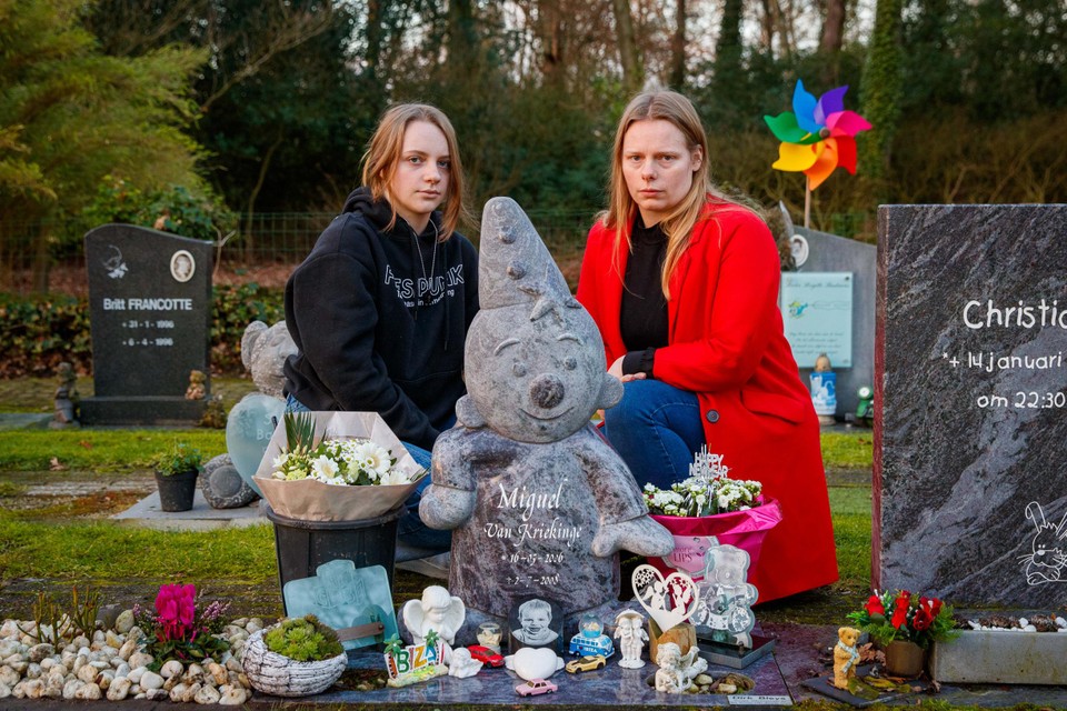 Sandra Verbeeck (rechts) samen met haar dochter en zus van Miguel, bij zijn graf. 