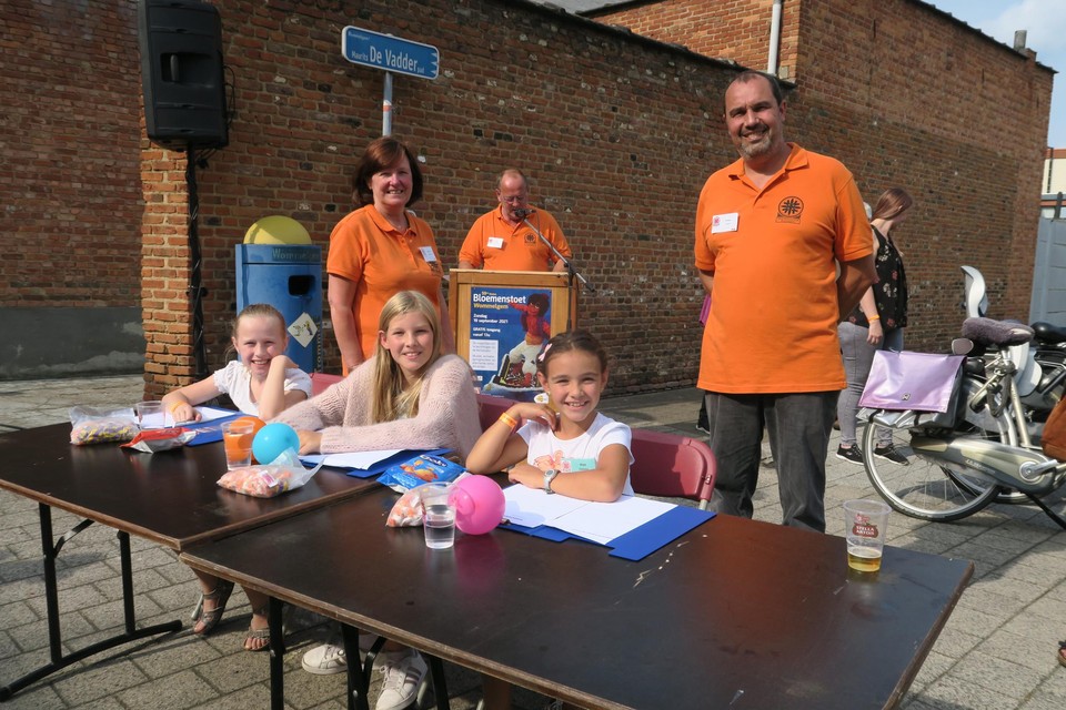 De kinderjury met enkele vrijwilligers van de organisatie: Martine Lambrechts, Bart Van Scharen en Johan Smits.