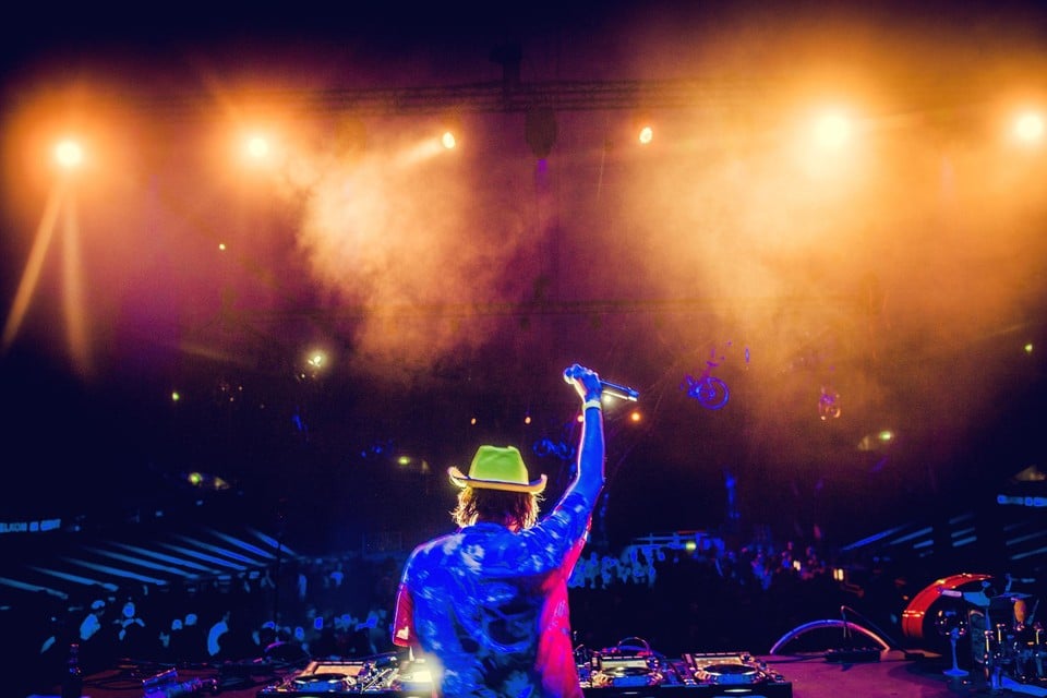 DJ Yolotanker speelt op 3 april hopelijk opnieuw voor een grote massa, maar die zit dan wel thuis in eigen kot mee te feesten.