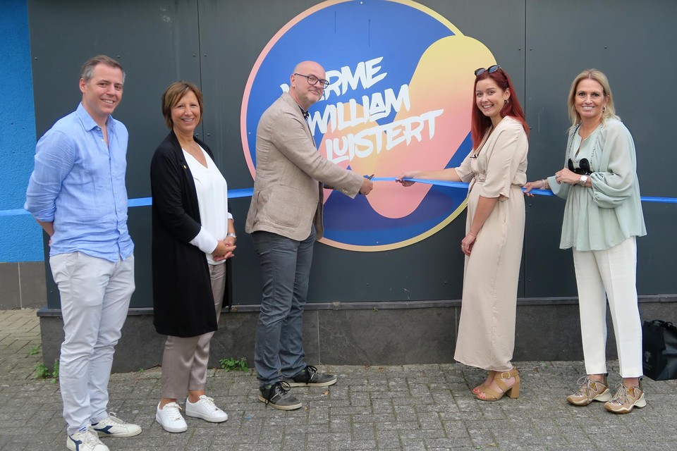 Burgemeester Dirk Bauwens en psychologe Lotte Vanwezemael openen het eerste Warme William Huis in het bijzijn van onder meer de schepenen Kathleen Krekels en Olivier Verhulst en Katrien Delhuvenne, ‘mama’ van Warme William.