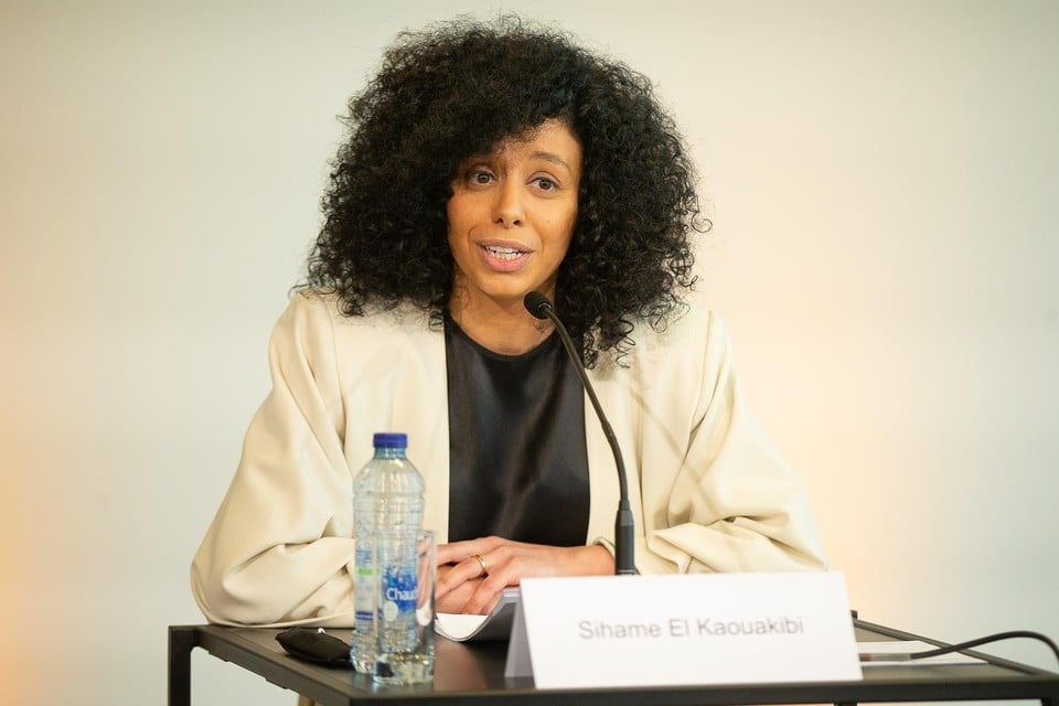 Sihame El Kaouakibi diende deze week een ziektebriefje in en kan zo haar wedde van 6.000 euro behouden zonder effectief aanwezig te zijn.