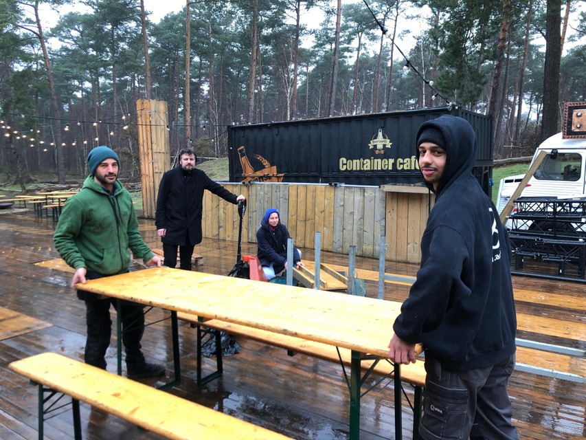 Ben en Lien werken samen met Enrico en Faysal (vooraan) aan de afwerking van de winterbar van het winterfestival WinterWarm op De Hoge Rielen in Lichtaart.