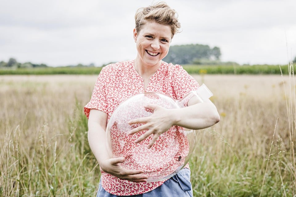 Hetty Helsmoortel, met flink uit de kluiten gewassen maatkolf: “Als ik mensen achter het muurtje van de wetenschap kan laten kijken, maken ze misschien bewustere keuzes.”