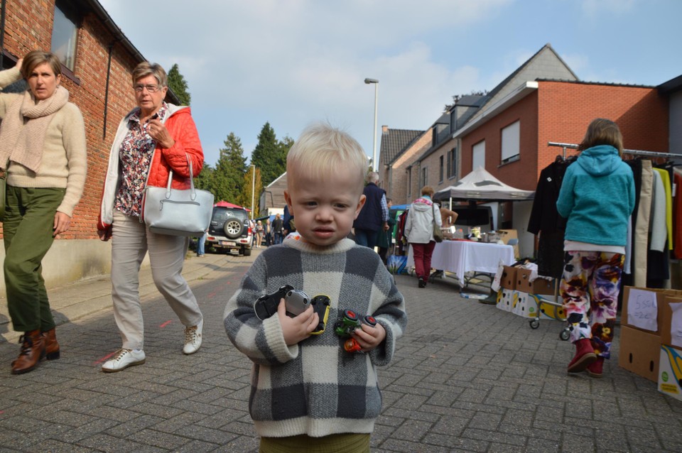 Victor (2) met zijn buit.