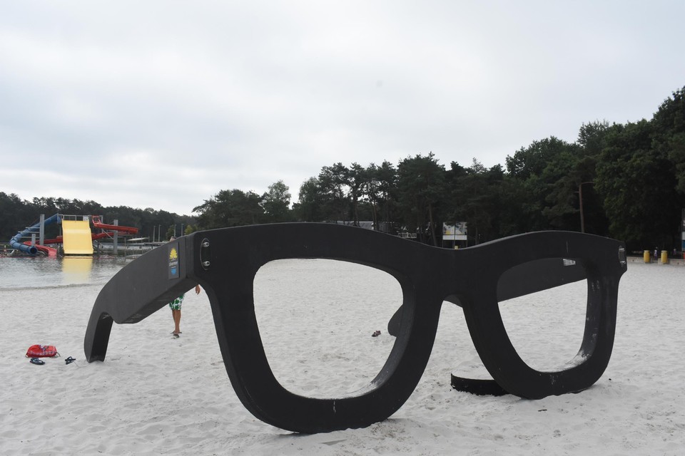 De reusachtige zonnebril op het strand van de zwemvijver is al opgeblonken voor het openingsweekend.