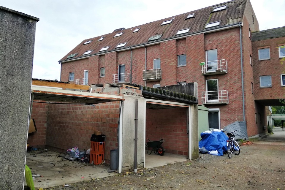 Enkele garageboxen en een appartementsgebouw liepen aanzienlijke schade op. 