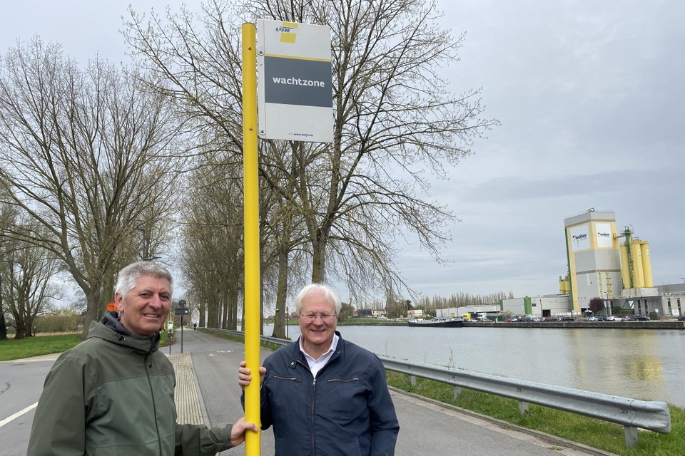 Mobiliteitsschepenen Dirk Van Roey en Philip Roosen zijn tevreden met de nieuwe buslijn.
