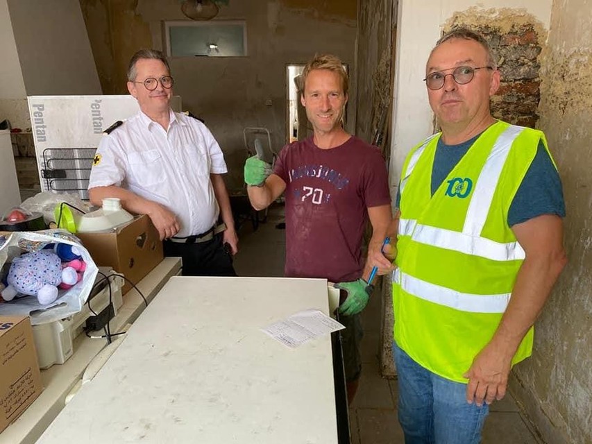 Daniel Van Themsche (Links) met lokale helper en schenker van waterkokers en microgolfovens.