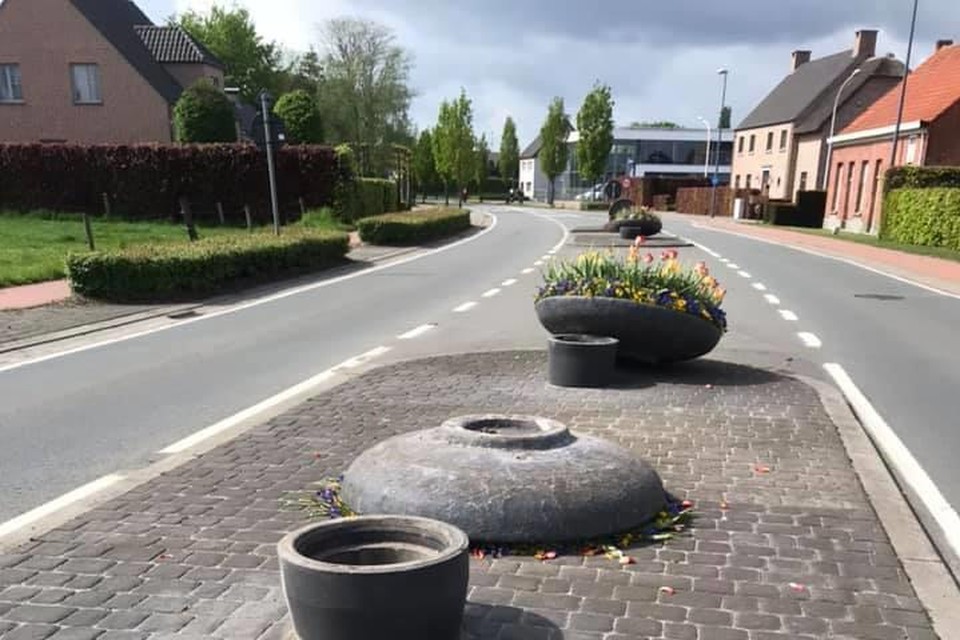 De bloemenschalen werden van hun sokkel geduwd