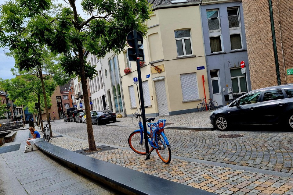 De slachtoffers werden allemaal geraakt ter hoogte van de blauwe fiets. De schutter schoot vanuit het appartement met grijze gevel.