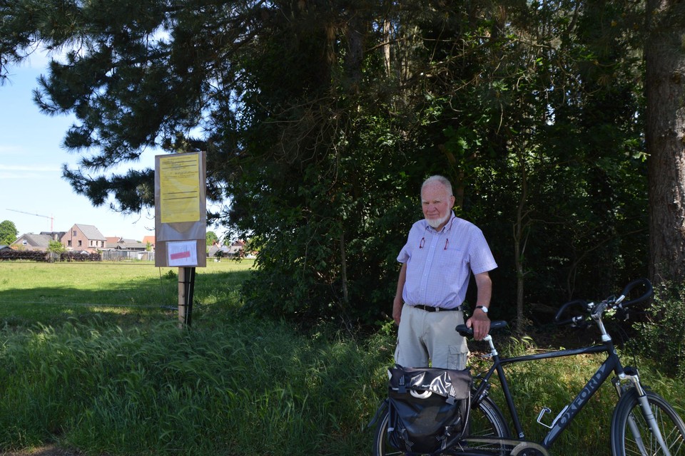 Ward Belmans op de plaats waar de verkaveling komt. Het bos achter hem wordt gekapt.