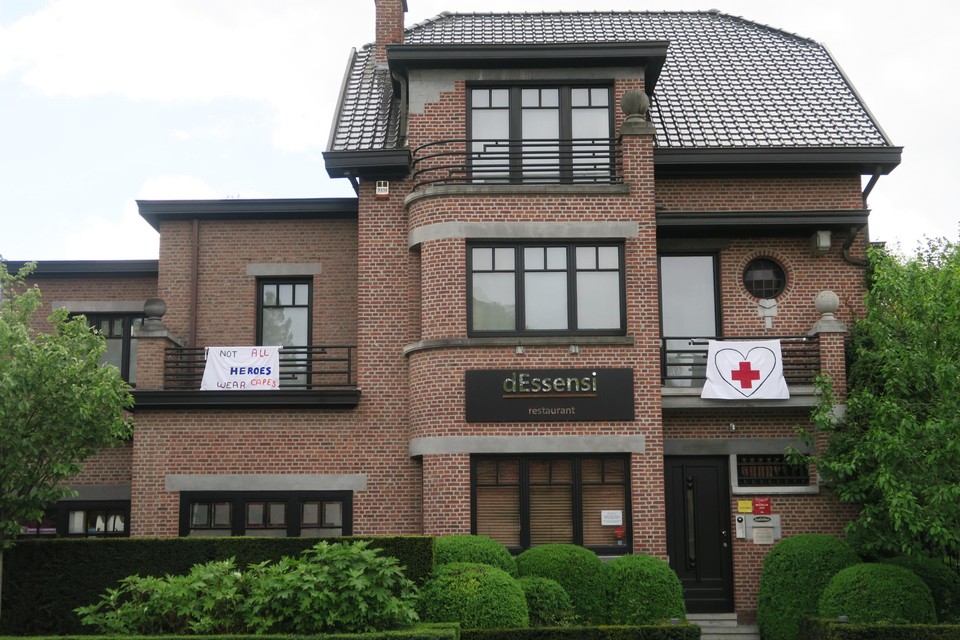 Restaurant dEssensi – hier tijdens de eerste lockdown met openlijk steun aan het zorgpersoneel – is gevestigd in een mooie directeurswoning van de oude gemeenteschool. Het is onduidelijk wat de toekomst brengt voor dit pand.