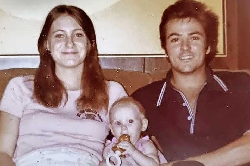 Baby Holly con i suoi genitori Tina e Harold Close.  La coppia è stata trovata assassinata il 12 gennaio 1981 e il loro bambino era scomparso.  Ora sembra che Holly sia stata cresciuta da una famiglia adottiva. 