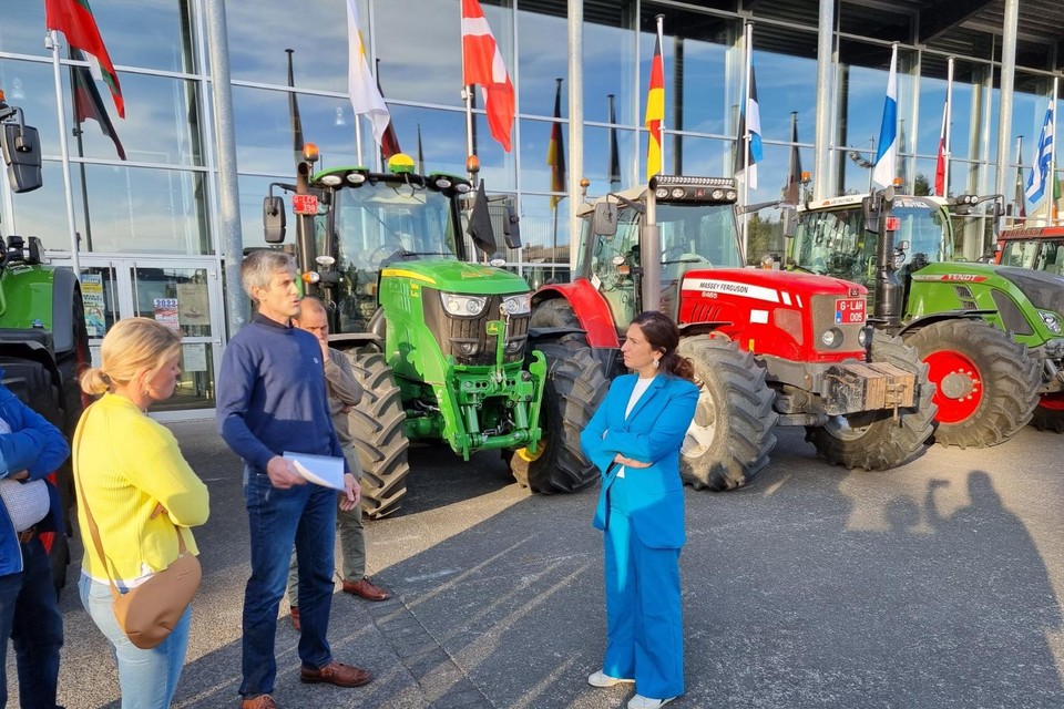 Minister van Omgeving Zuhal Demir – hier op bezoek in Tielt – zou op 27 mei naar Arendonk gaan voor een open gesprek met inwoners en landbouwers. Het bezoek is om veiligheidsredenen geannuleerd.