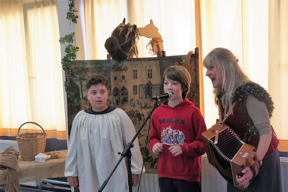 Kinderen uit Essen zingen oude volksliedjes. 