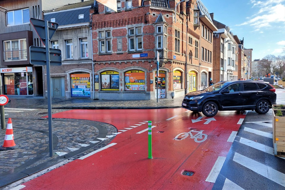 Het paaltje staat pal in het midden van het kruispunt van de fietspaden.