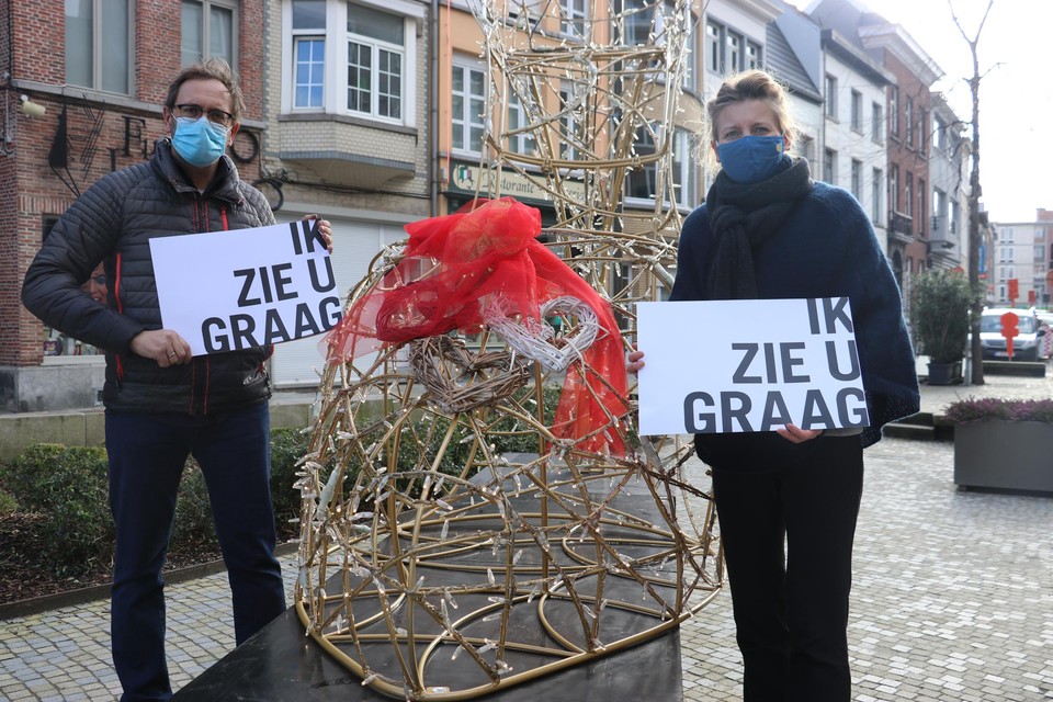Geert Milis van Mechelen MeeMaken en schepen Greet Geypen promoten de Valentijnsactie.