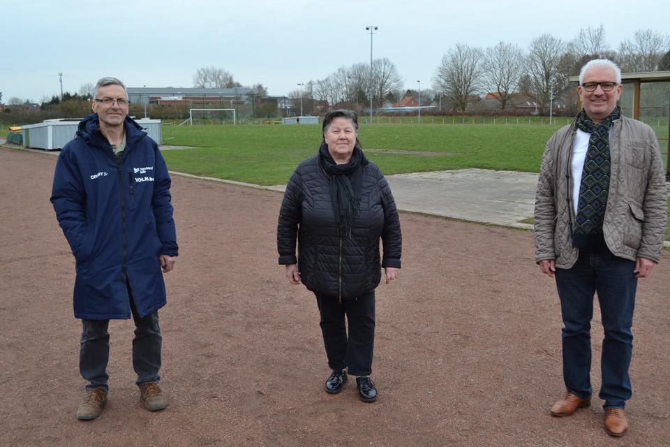 Erwin Vereecken van de atletiekclub (links) is net als sportschepen De Permentier en burgemeester De Rechter blij met de nieuwe piste die tegen de zomer een feit moet zijn.