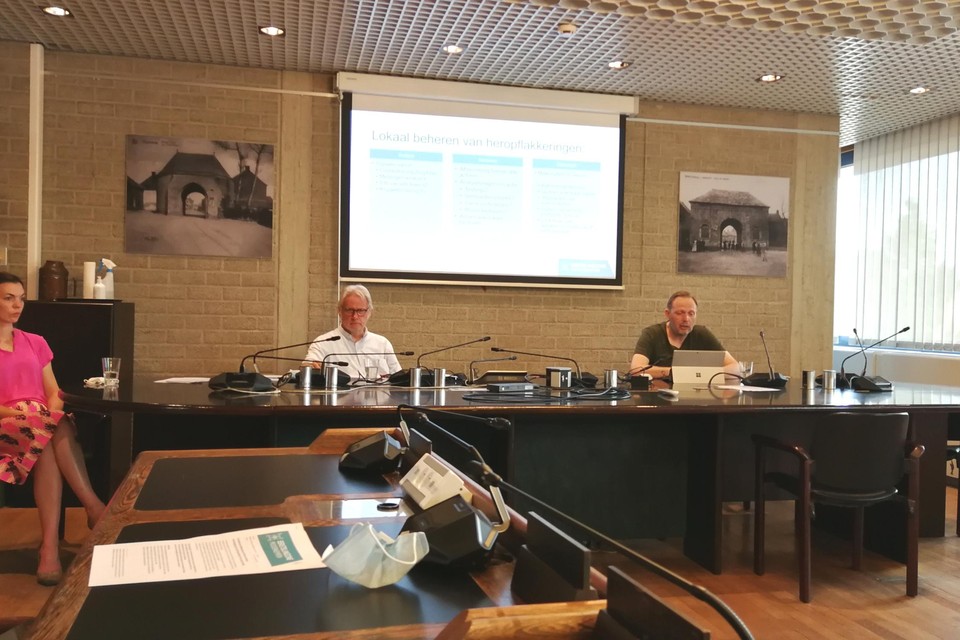 Margot Lembrechts, Peter Bellens en Stefan Teughels lichten de unieke dienst van Covid coaching toe. Zo doen de maatschappelijk werkers de boodschappen voor mensen in quarantaine.