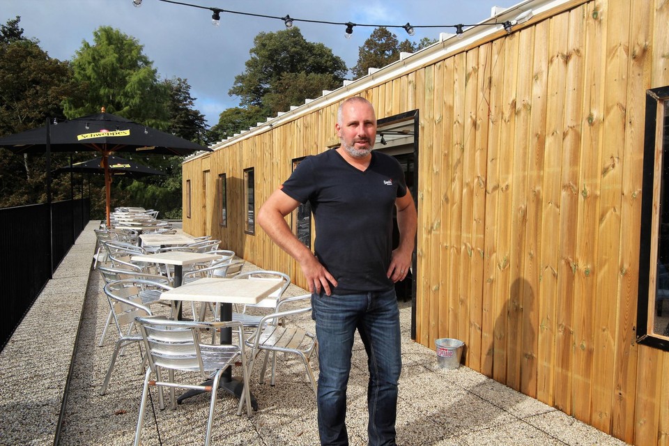 Tom Kinsabil aan de tijdelijke Goose Bar.