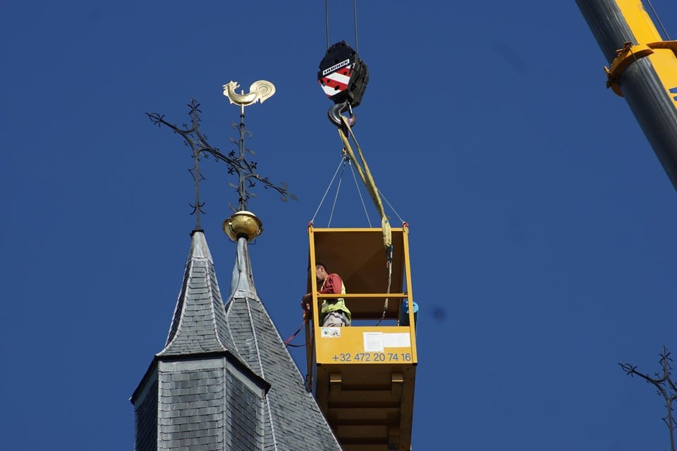 De nieuwe haan blinkt sinds vandaag op de toren van de Sint-Leonarduskerk in Sint-Lenaarts. 