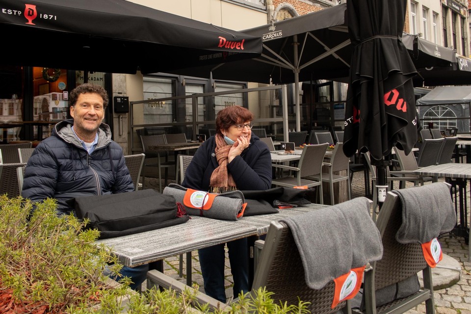 Horecavoorzitter Christian Michiels en schepen Marina De Bie met de dekentjes op het terras van Makadam.