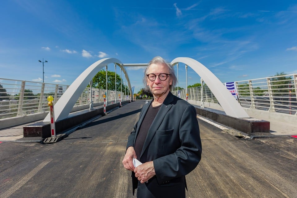 Theo Vervliet bedacht het idee om de brug naar Johnny Ronaldo te vernoemen.