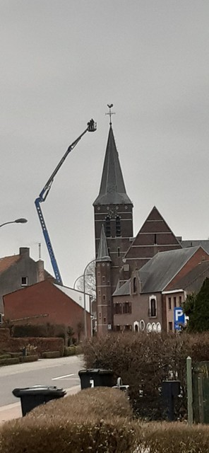 Voor dakwerken aan de Sint-Willibrorudskerk kwam een hoogtewerker aan te pas. 