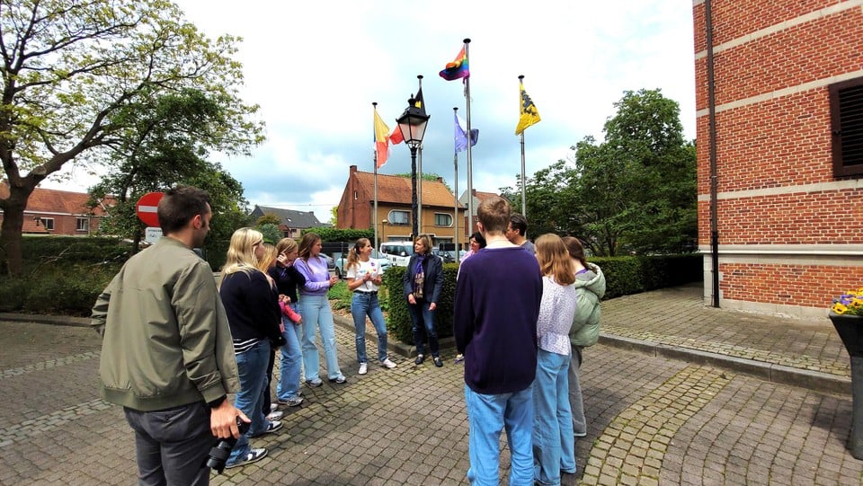 De regenboogvlag wappert aan het gemeentehuis van Wuustwezel.