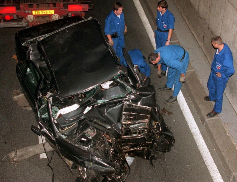 De wagen waarin prinses Diana en haar vriend Dodi zaten crashte in 1997 in een tunnel in Parijs nadat ze achtervolgd werden door paparazzi. Het koppel kwam om het leven.