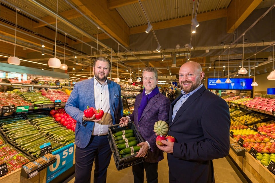 Franchisenemers Jan Peeters, Mathé Heeren en Wim Peeters in hun nieuwste supermarkt van Albert Heijn. 
